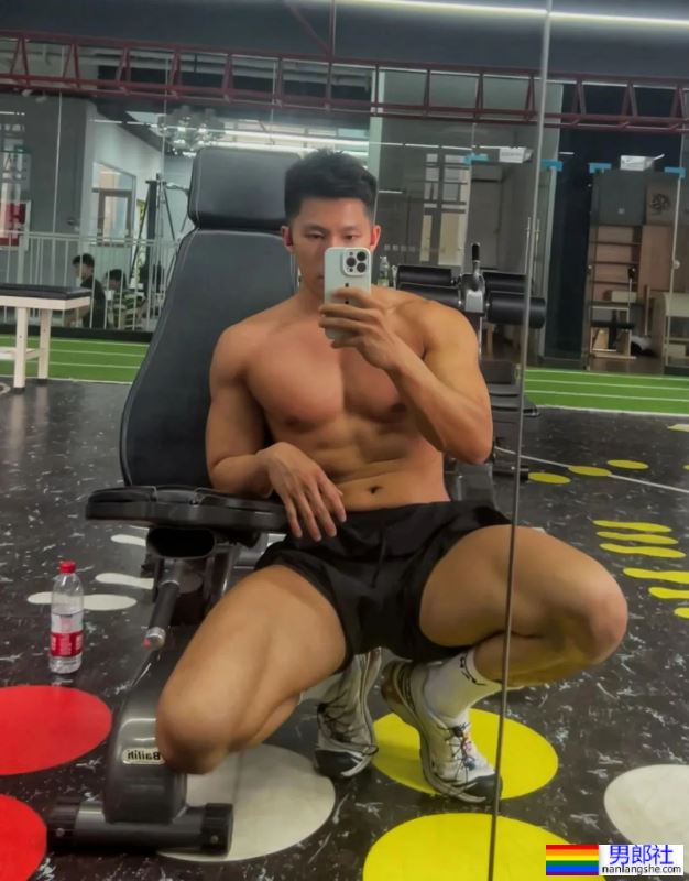 黝黑的肌肤，散发出一种无法抗拒的魅力，让人为之倾倒 - 51虹马