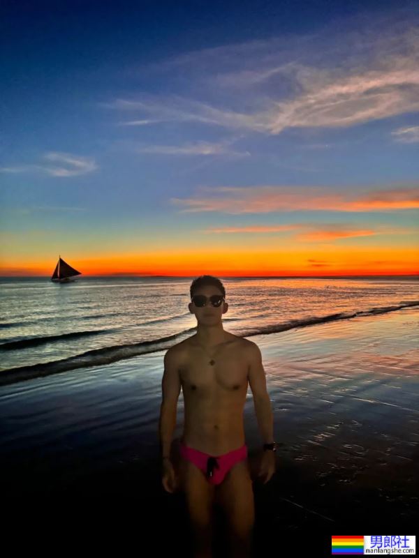 高高瘦瘦的大包男友，请你看腹肌 - 51虹马