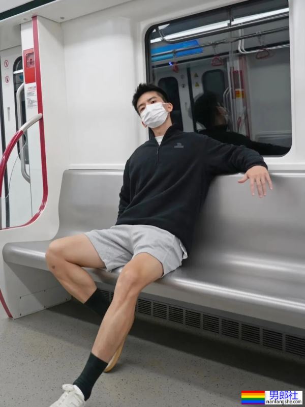 地铁上穿灰裤子的白袜小哥 - 51虹马