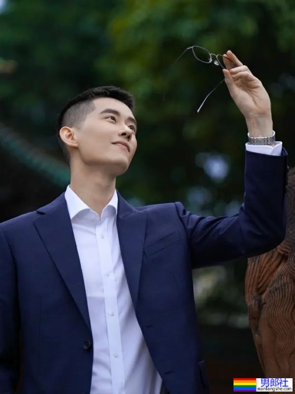 喜欢穿，还是不穿? 正装照真的超帅的 - 51虹马