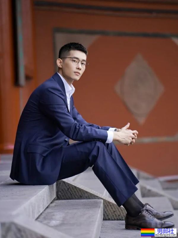 喜欢穿，还是不穿? 正装照真的超帅的 - 51虹马