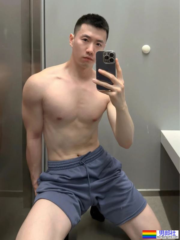 白白嫩嫩的，大长腿帅哥 - 51虹马