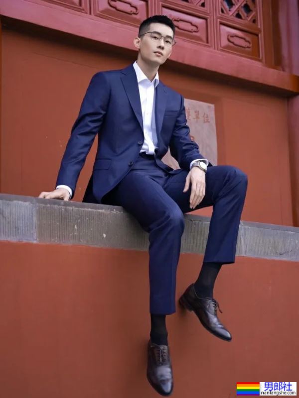 喜欢穿，还是不穿? 正装照真的超帅的 - 51虹马