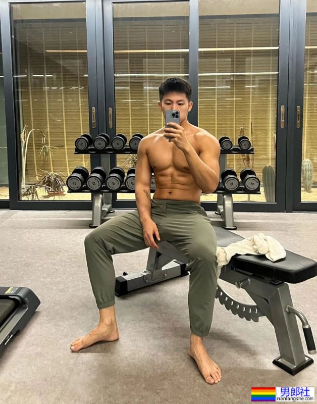 黝黑的肌肤，散发出一种无法抗拒的魅力，让人为之倾倒 - 51虹马