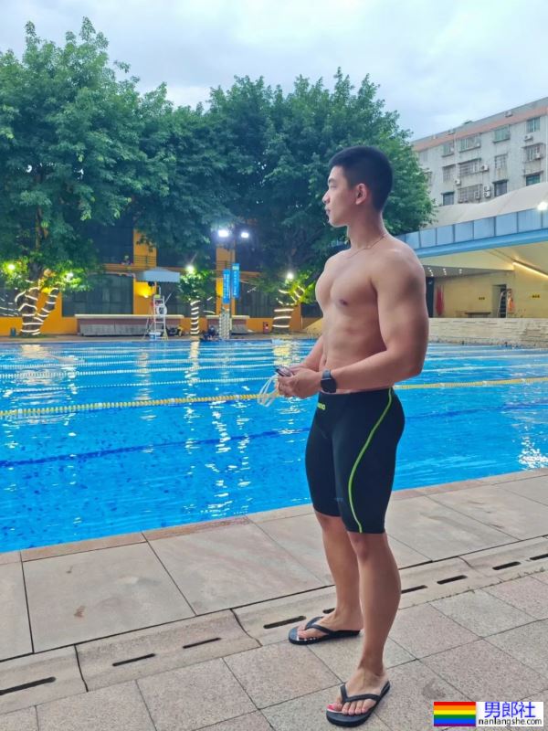 宽肩窄腰，大胸肌，力量感满满 - 51虹马