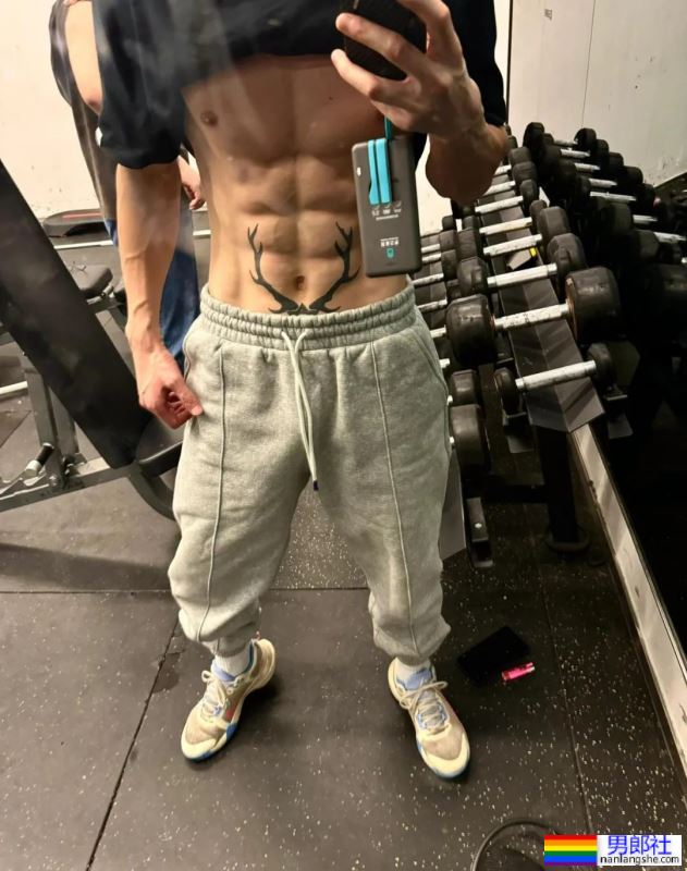 太吸睛，小鹿角腹肌男 - 51虹马