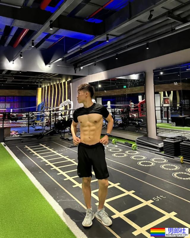 高高瘦瘦的大包男友，请你看腹肌 - 51虹马