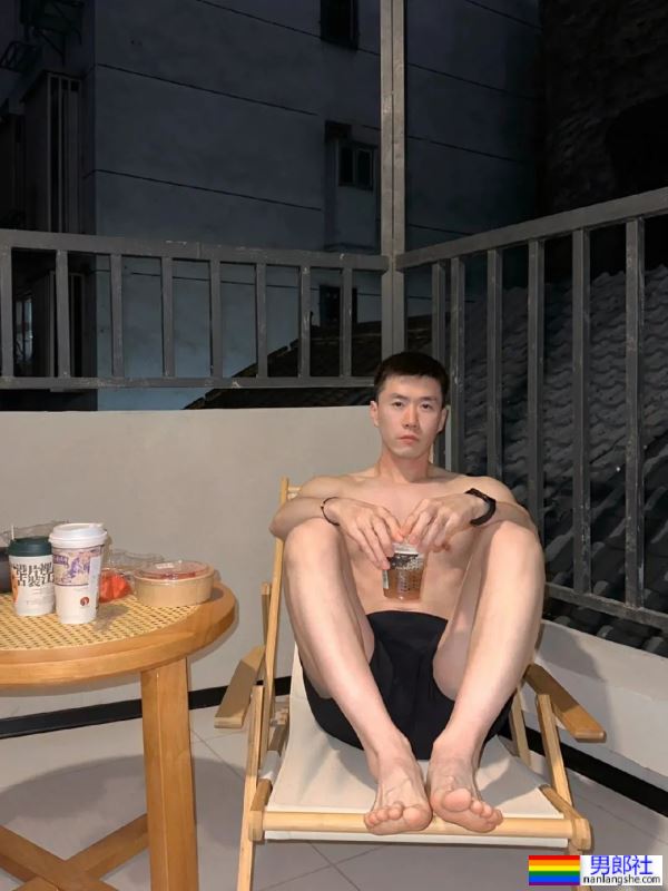 白白嫩嫩的，大长腿帅哥 - 51虹马