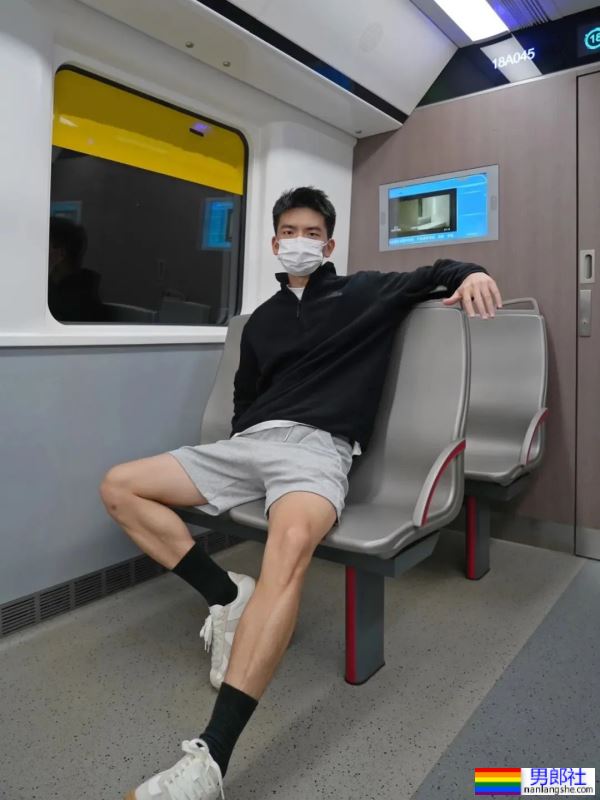 地铁上穿灰裤子的白袜小哥 - 51虹马