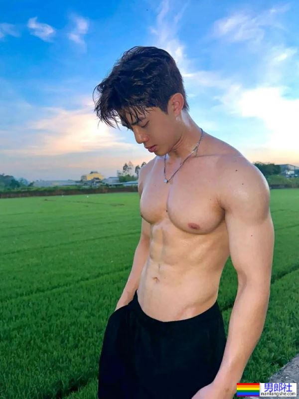 大汗淋漓，好诱惑的野生体育生 - 51虹马