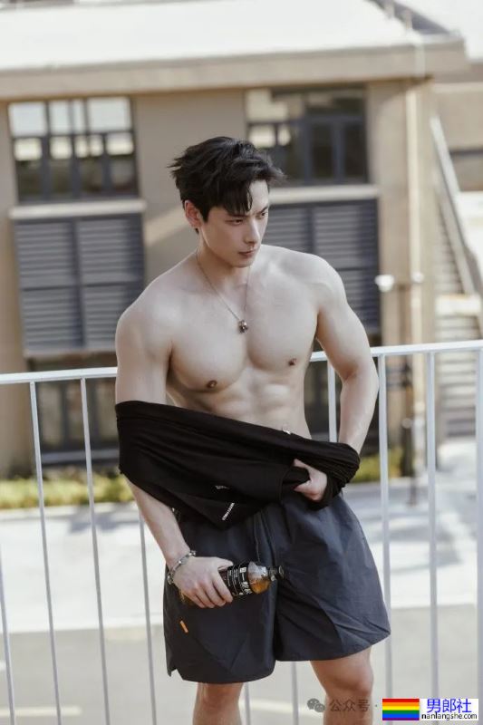 剑眉星目,腹肌诱人!Neal李昂的写真集,每一张都让人想舔屏! - 51虹马 剑眉星目,腹肌诱人!Neal李昂的写真集,每一张都让人想舔屏! - 51虹马