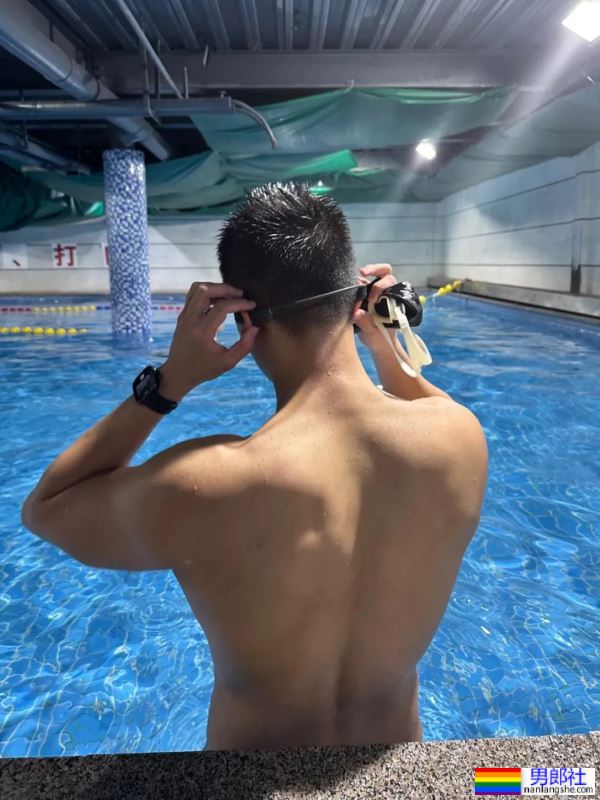 宽肩窄腰，大胸肌，力量感满满 - 51虹马