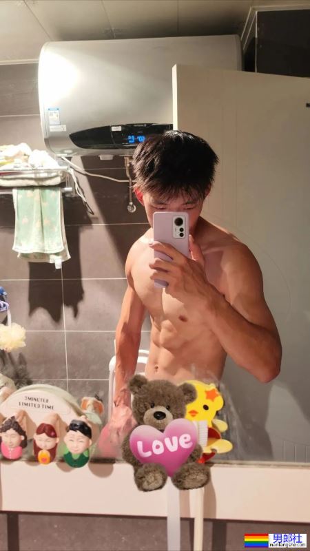 河北体育学院18岁男大，浴室自拍只能打码才能发 - 51虹马