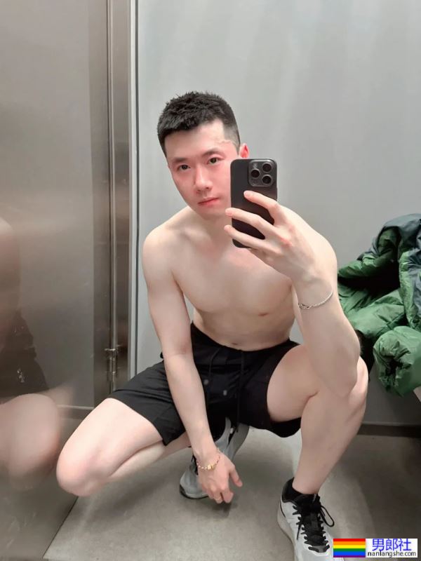 白白嫩嫩的，大长腿帅哥 - 51虹马