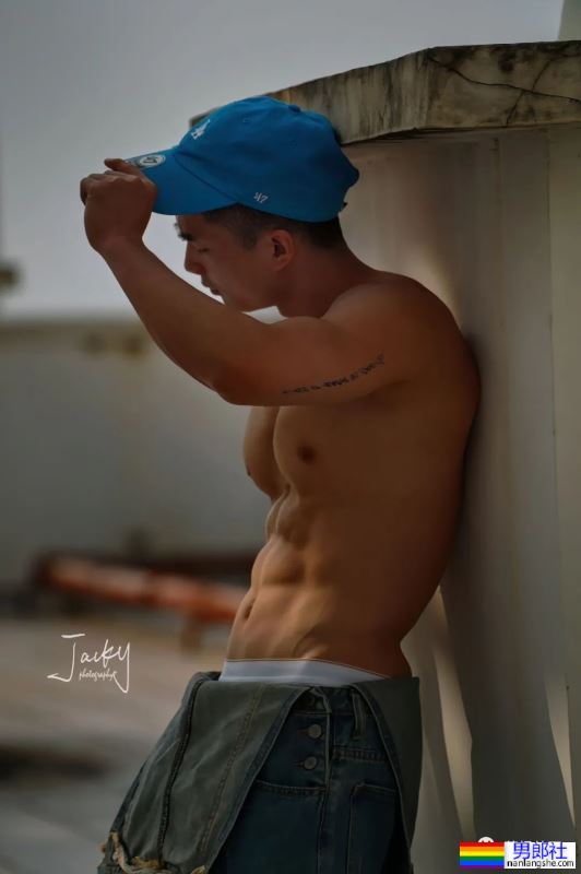 肌肉小哥超爱蒙着脸这姿势,性张力拉满了! - 51虹马 肌肉小哥超爱蒙着脸这姿势,性张力拉满了! - 51虹马