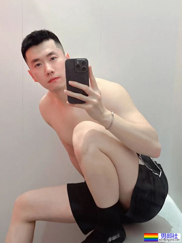 白白嫩嫩的，大长腿帅哥 - 51虹马