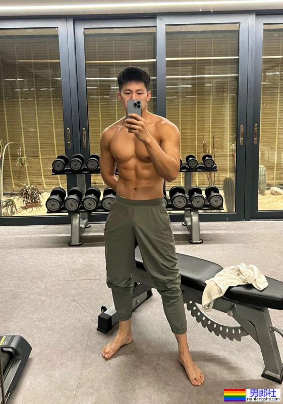 黝黑的肌肤，散发出一种无法抗拒的魅力，让人为之倾倒 - 51虹马