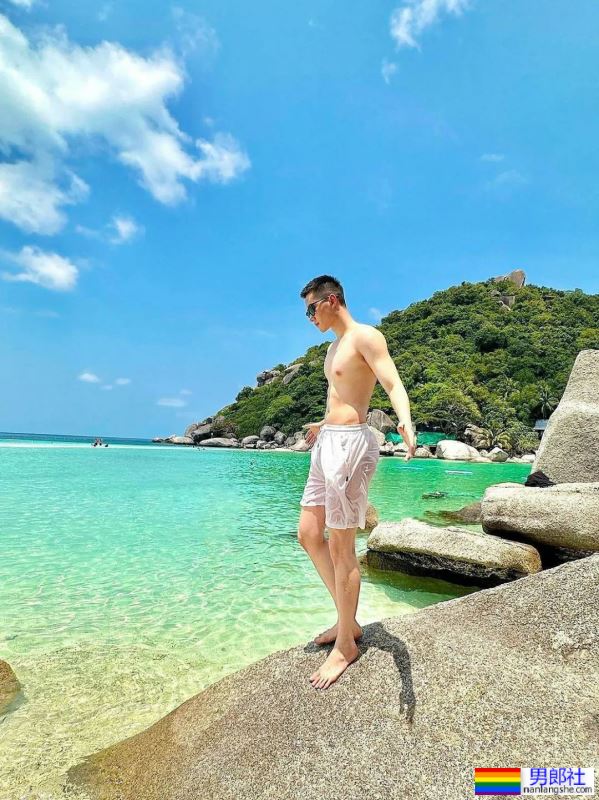 碧海蓝天，阳光帅气小鲜肉，穿着好清爽 - 51虹马