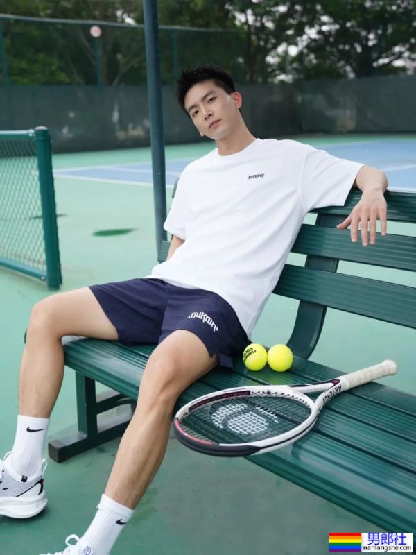 地铁上穿灰裤子的白袜小哥 - 51虹马