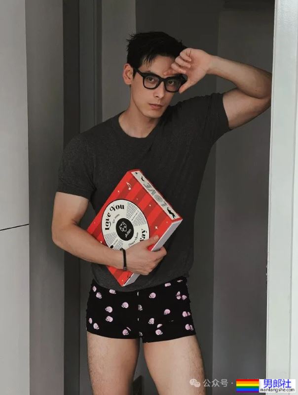 剑眉星目,腹肌诱人!Neal李昂的写真集,每一张都让人想舔屏! - 51虹马 剑眉星目,腹肌诱人!Neal李昂的写真集,每一张都让人想舔屏! - 51虹马