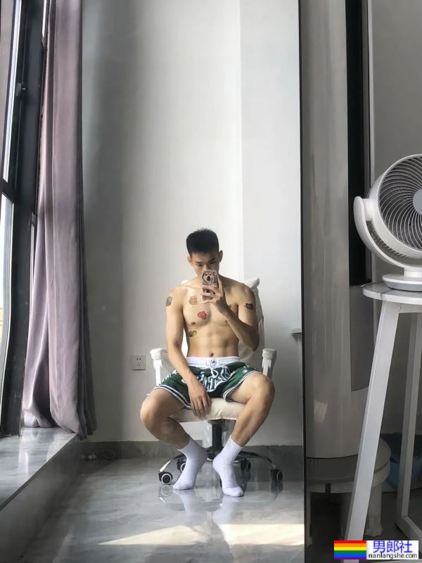 极品男大体育生，很难不爱 - 51虹马