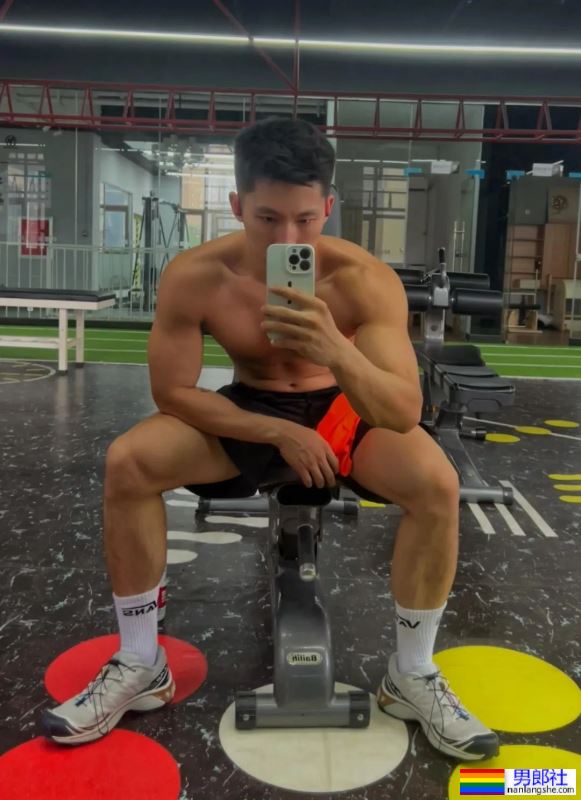 黝黑的肌肤，散发出一种无法抗拒的魅力，让人为之倾倒 - 51虹马