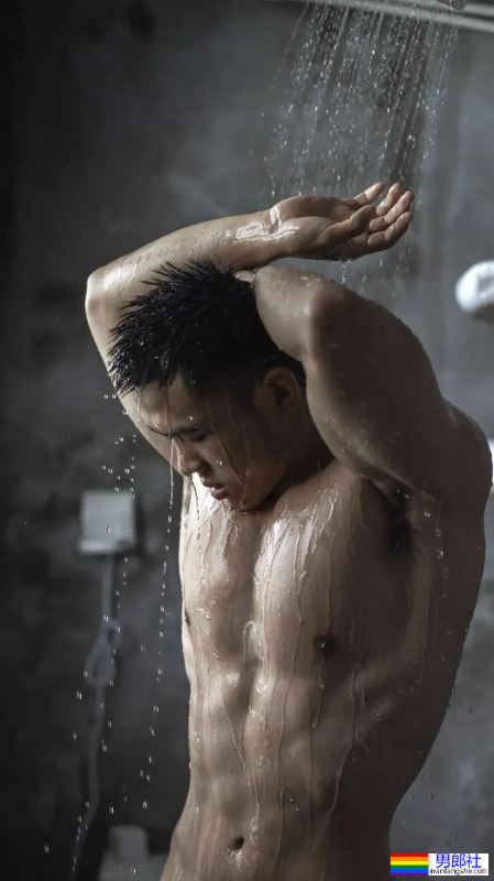 弹吉他的黑皮肌肉壮男洗澡了！-51虹马