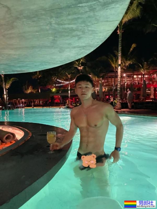 高高瘦瘦的大包男友，请你看腹肌 - 51虹马