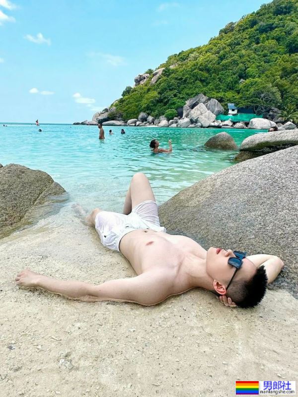 碧海蓝天，阳光帅气小鲜肉，穿着好清爽 - 51虹马