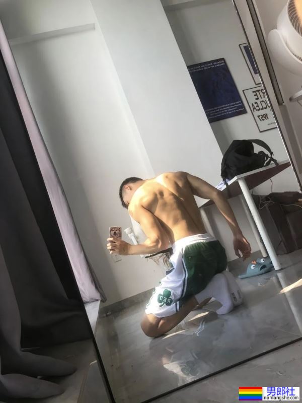 极品男大体育生，很难不爱 - 51虹马