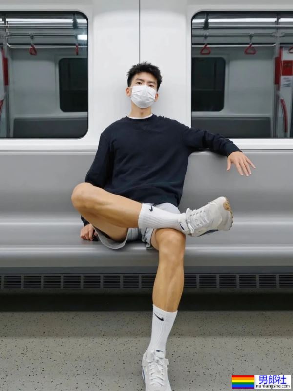 地铁上穿灰裤子的白袜小哥 - 51虹马