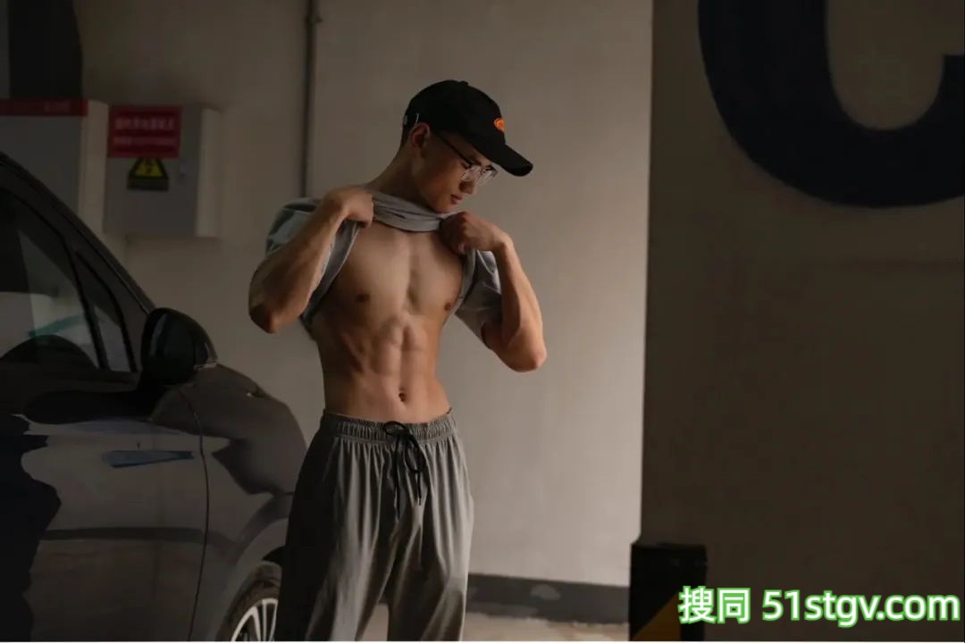 武汉穿灰裤子的寸头肌肉男大 - 51虹马