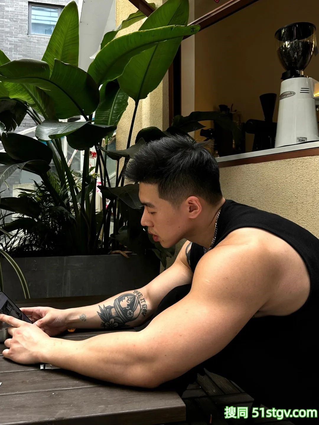 吸吸，痞帅加粗壮，根本让人没有抵抗力 - 51虹马