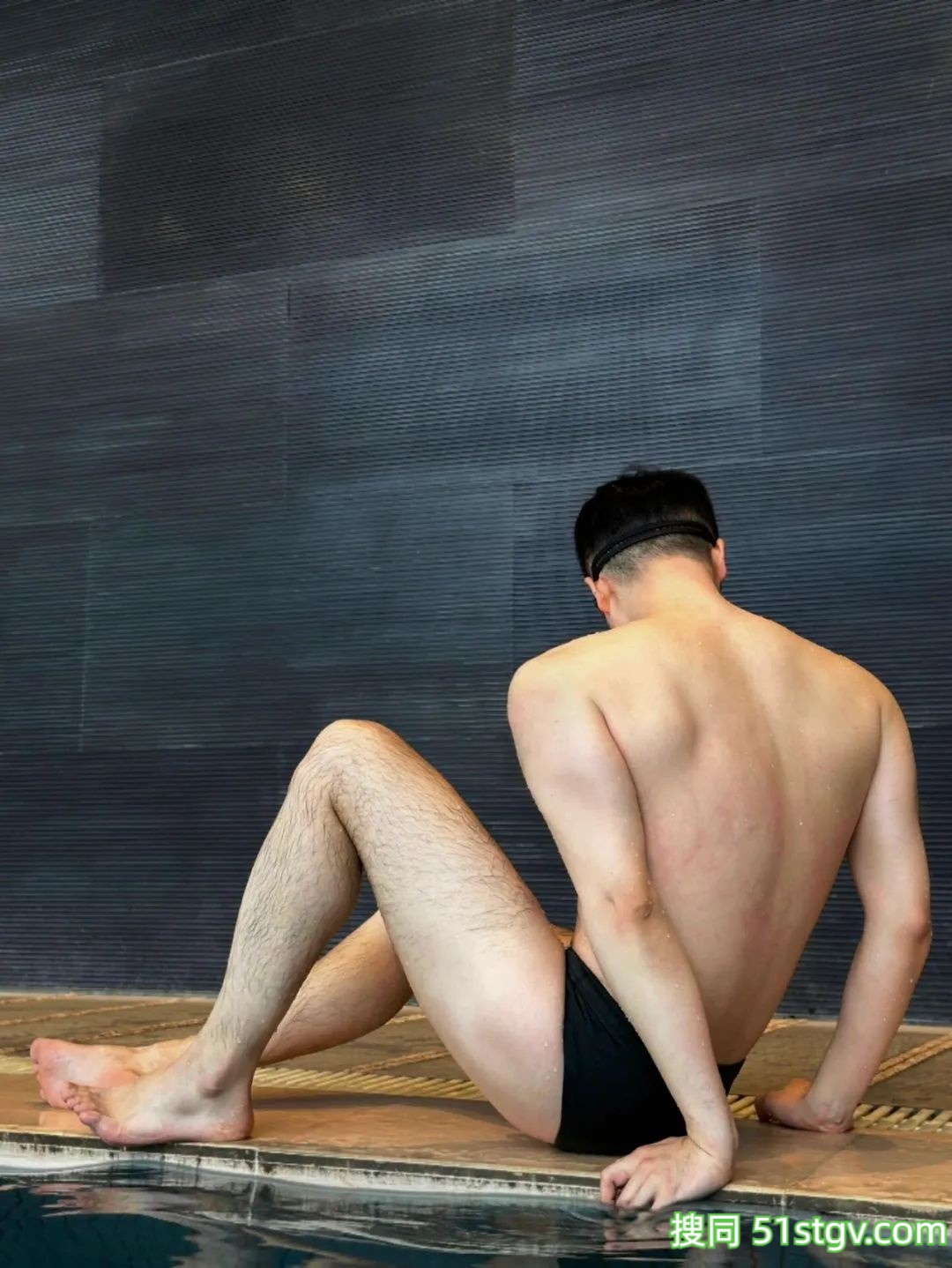 泳池旁边，晒身材 - 51虹马