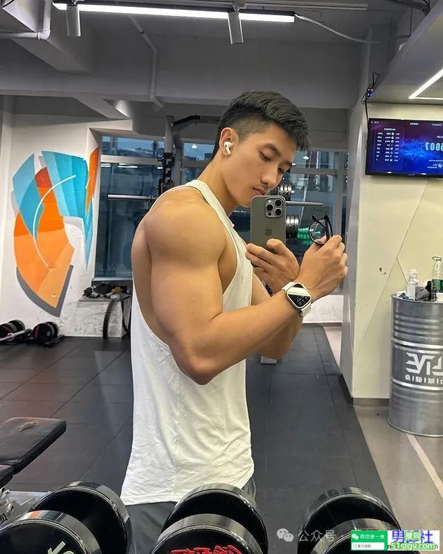 广东的薄肌舞蹈演员，穿着白袜好诱人！ - 51虹马