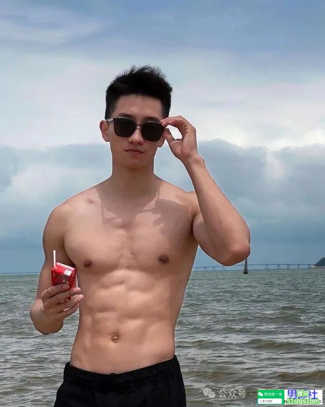 广东的薄肌舞蹈演员，穿着白袜好诱人！ - 51虹马