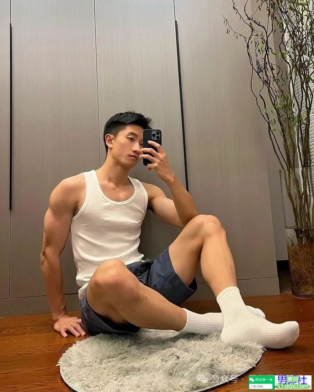 广东的薄肌舞蹈演员，穿着白袜好诱人！ - 51虹马