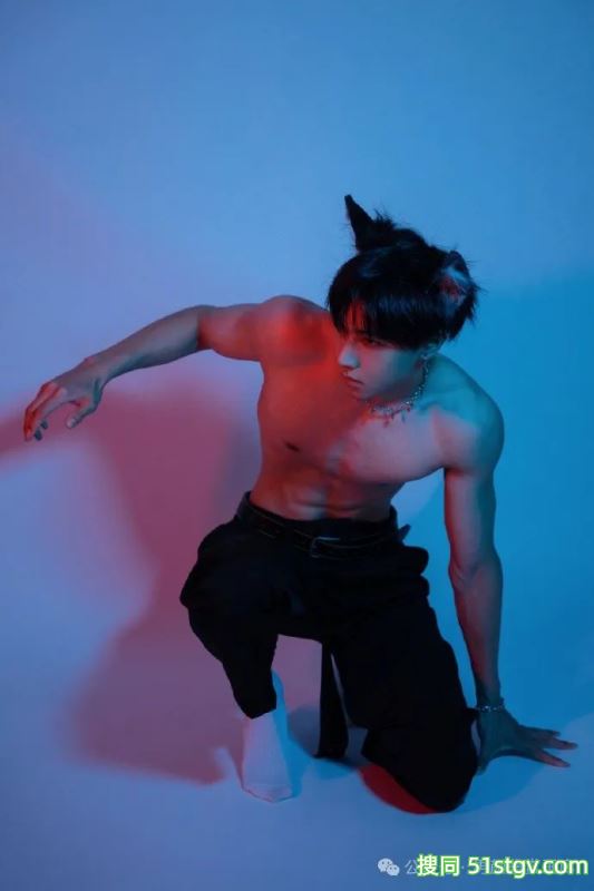 宽肩宅腰的鲜肉腹肌男大，男友力Max，你的梦中情男！ - 51虹马