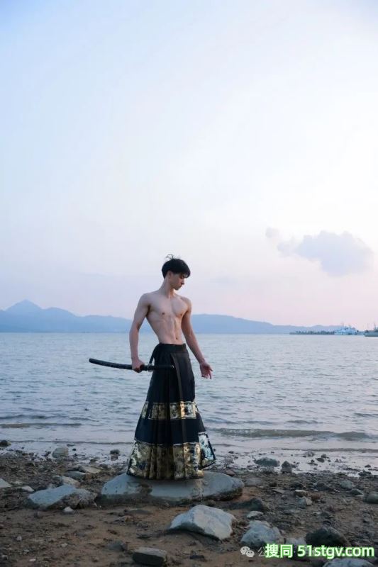 宽肩宅腰的鲜肉腹肌男大，男友力Max，你的梦中情男！ - 51虹马