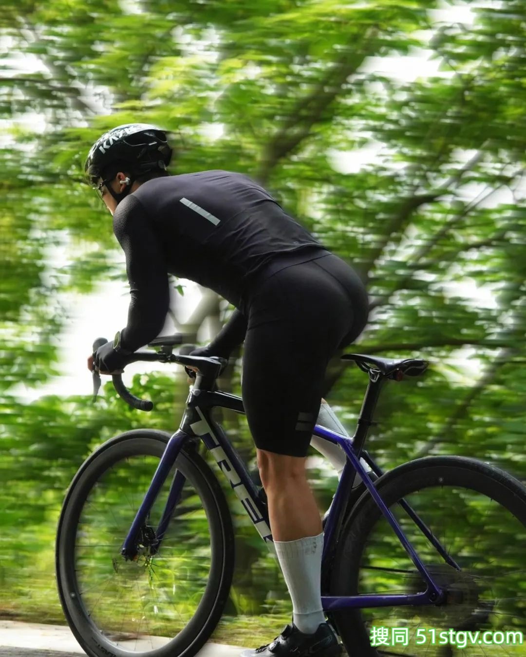 骑行服被他穿成这样了！网友直呼太涩了！ - 51虹马