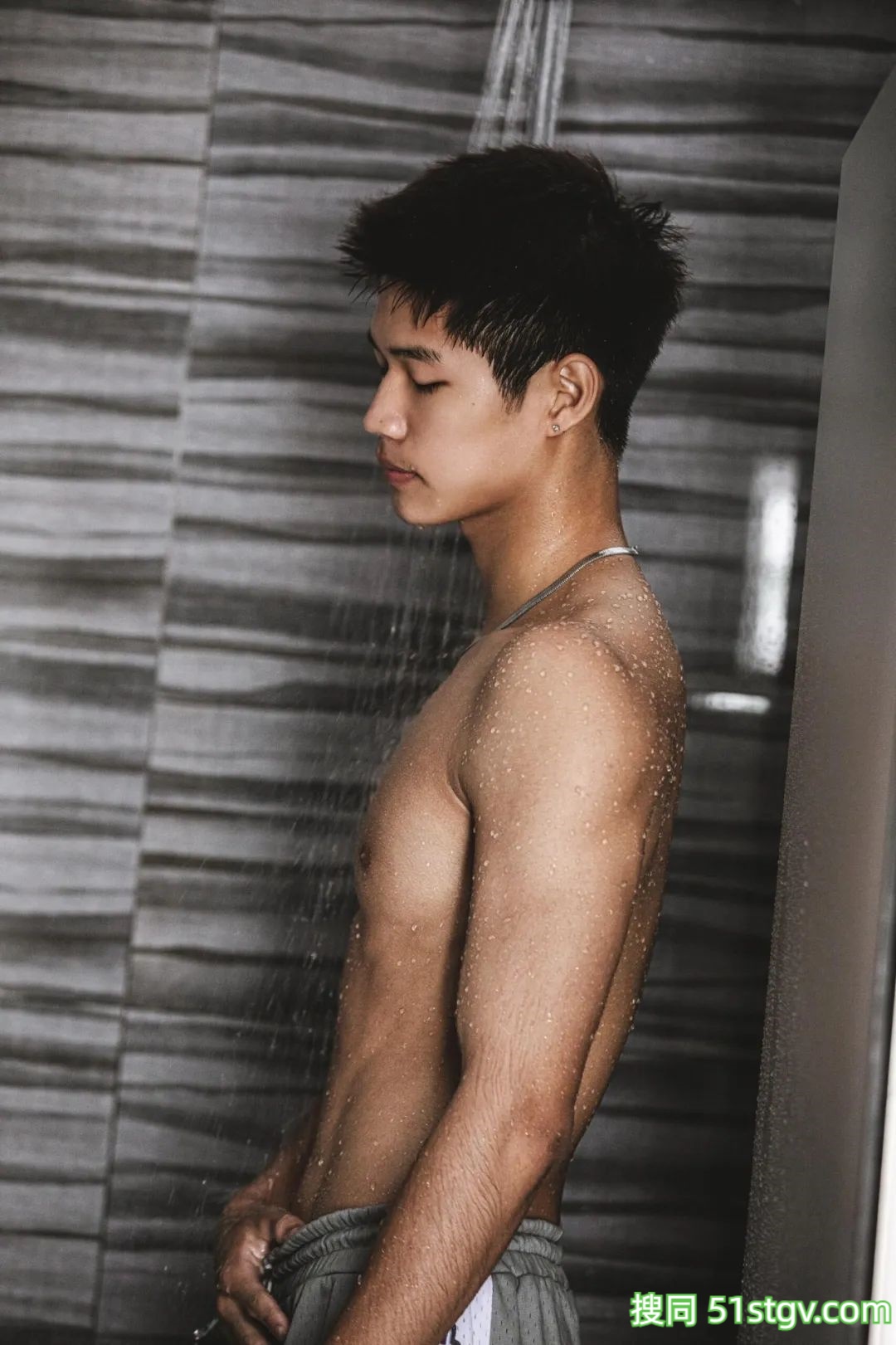 浴室少年，湿身诱惑 - 51虹马