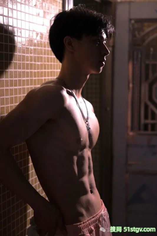 宽肩宅腰的鲜肉腹肌男大，男友力Max，你的梦中情男！ - 51虹马