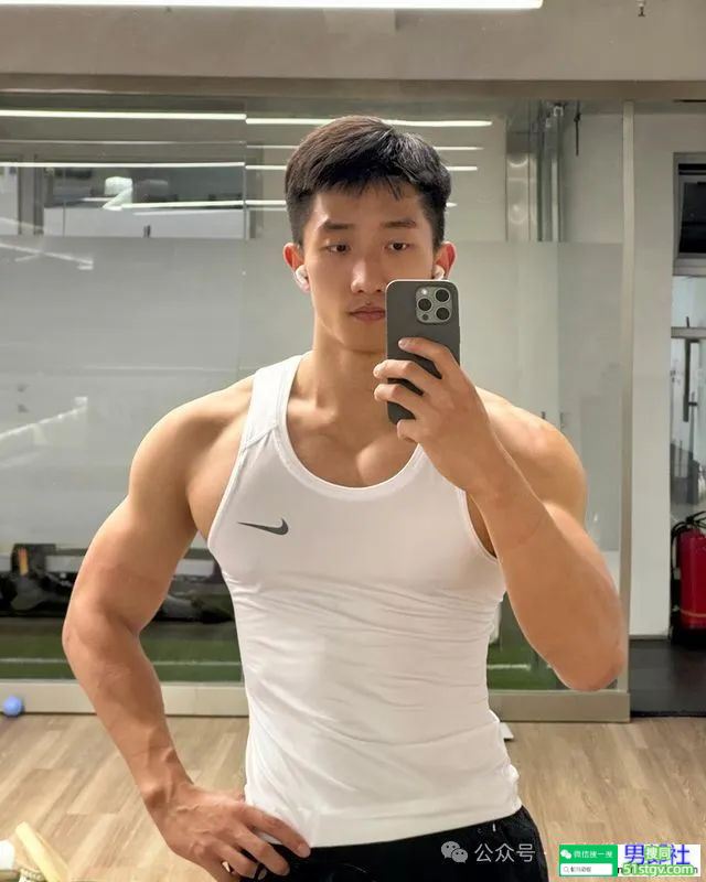 广东的薄肌舞蹈演员，穿着白袜好诱人！ - 51虹马