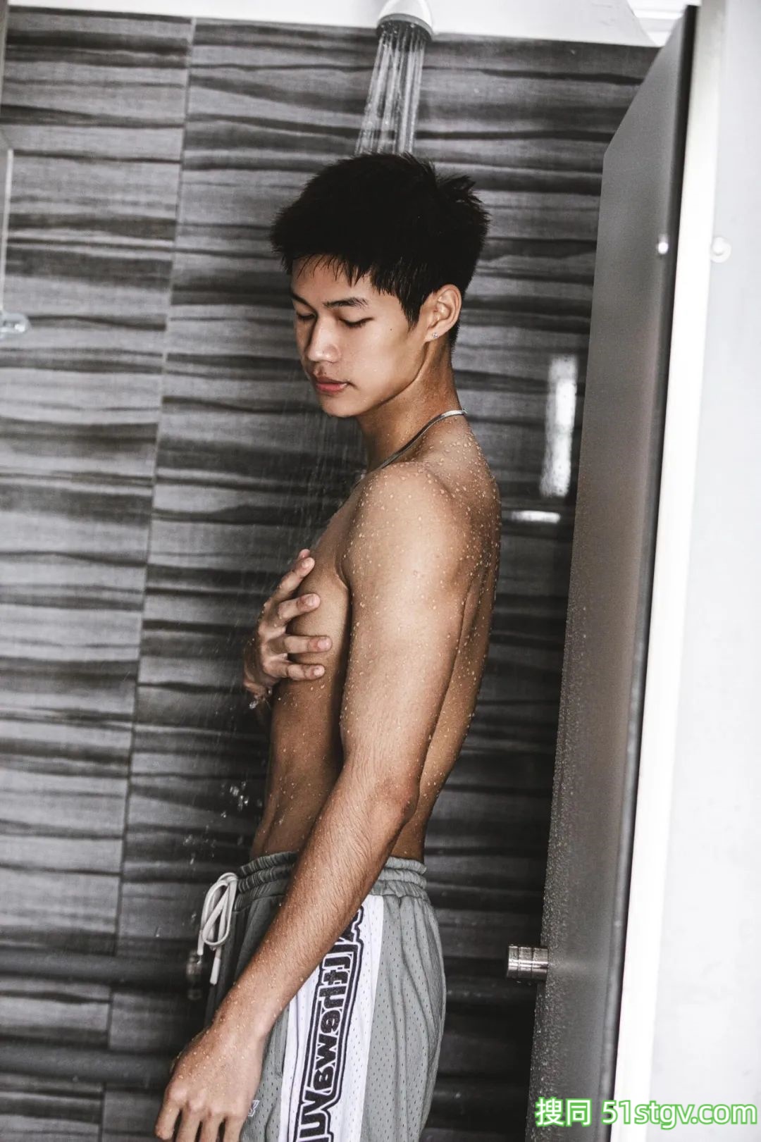 浴室少年，湿身诱惑 - 51虹马