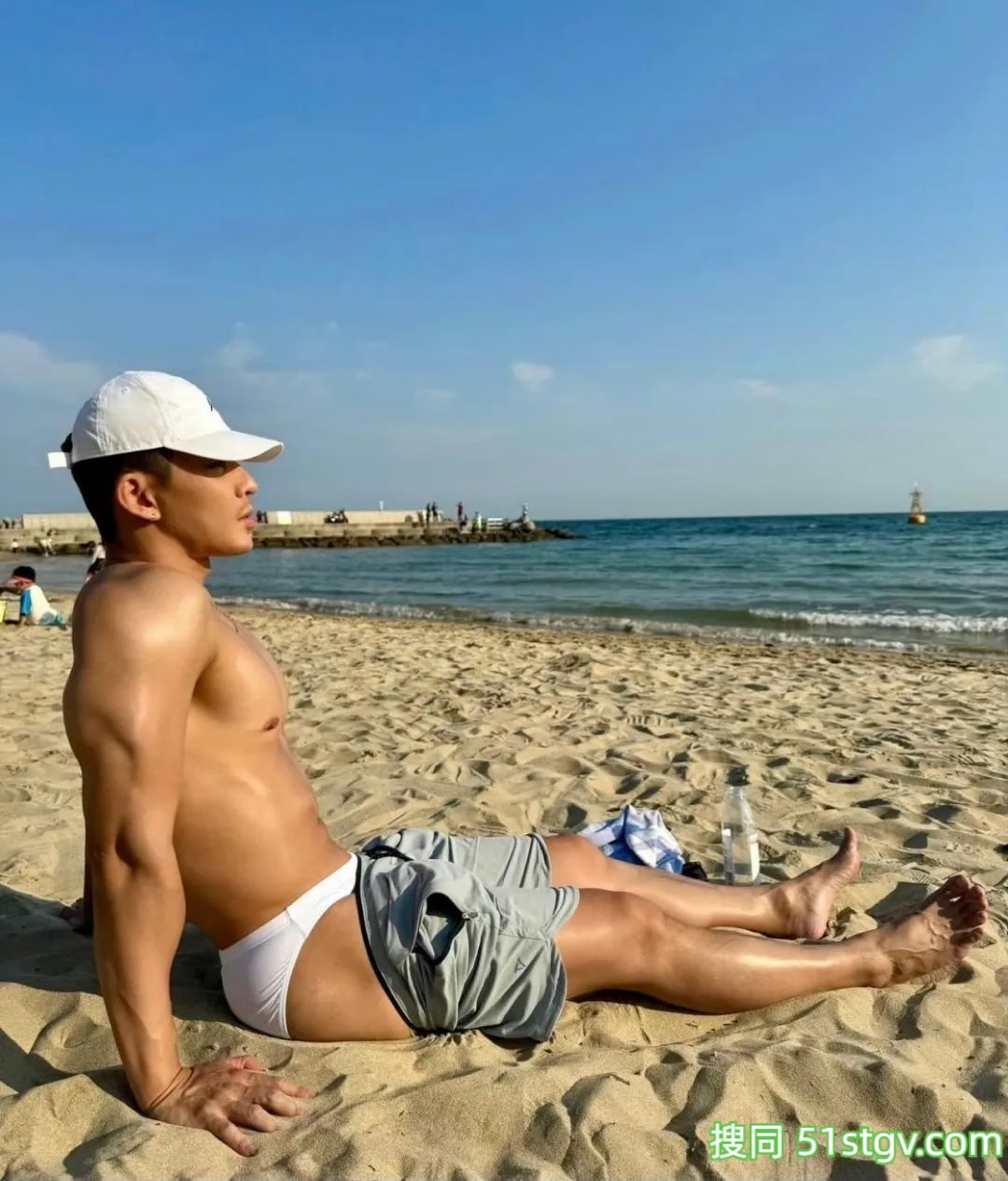 沙滩上换泳裤的肌肉小哥 - 51虹马