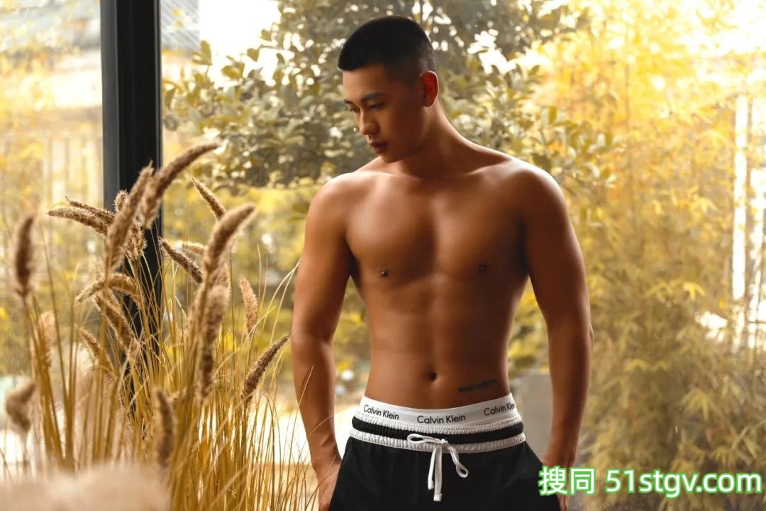 寸头黑皮体育生，好想吃 - 51虹马