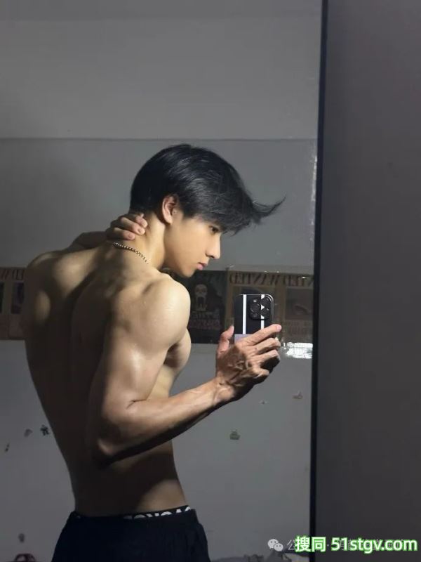 宽肩宅腰的鲜肉腹肌男大，男友力Max，你的梦中情男！ - 51虹马