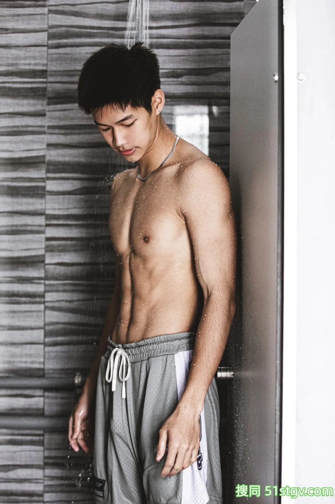 浴室少年，湿身诱惑 - 51虹马