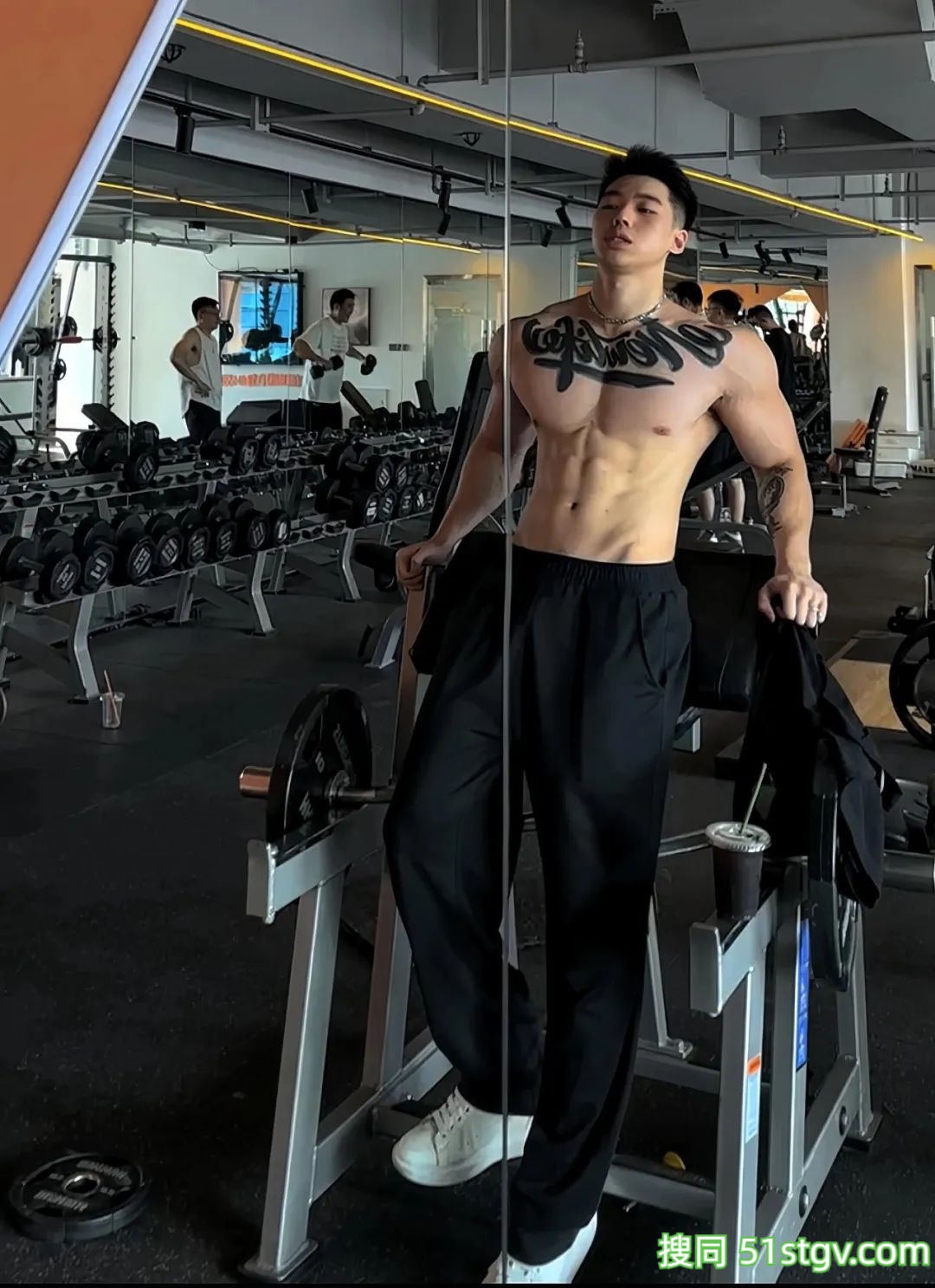 吸吸，痞帅加粗壮，根本让人没有抵抗力 - 51虹马