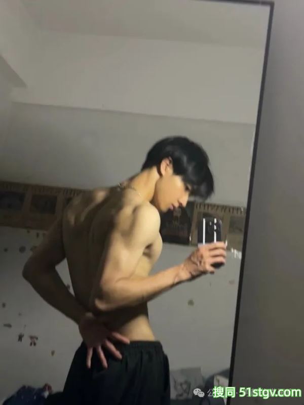 宽肩宅腰的鲜肉腹肌男大，男友力Max，你的梦中情男！ - 51虹马